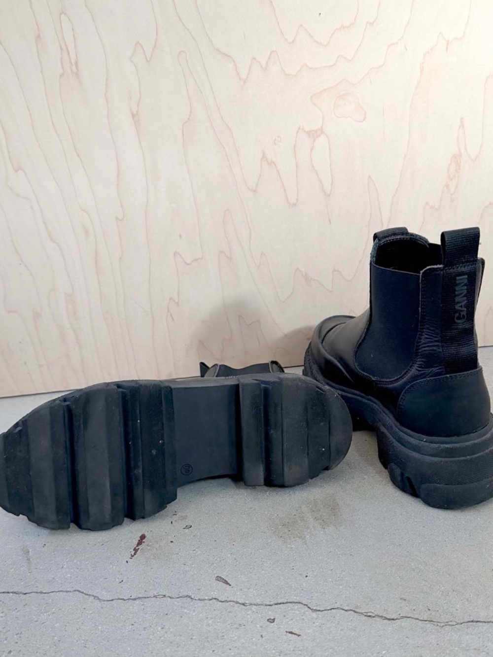 Ganni low black leather Chelsea boots, cleated, size 40 - Picture 4 of 5